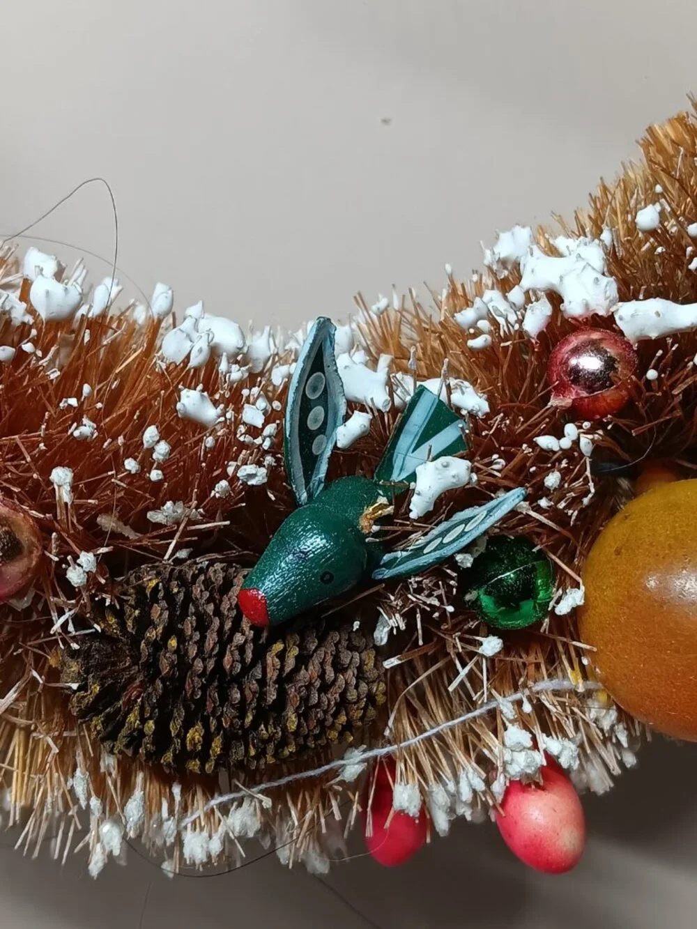 VTG Bottlebrush Flocked Wreath Old Sun Bleached with Fussy Bear Pinecones 7.5